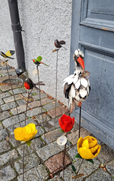 Inred trädgården med metalldjur