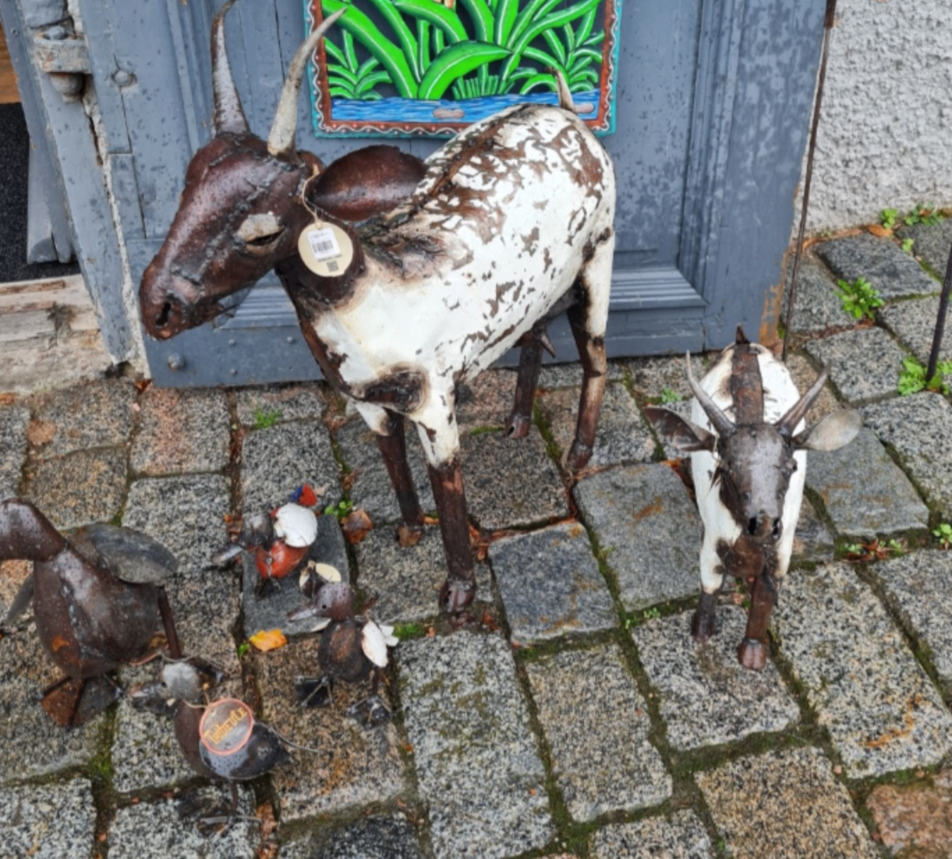Inred trädgården med metalldjur